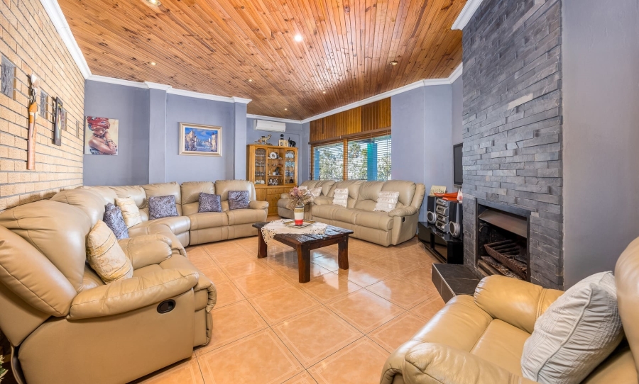 6 Bedroom Property for Sale in Vredekloof Western Cape